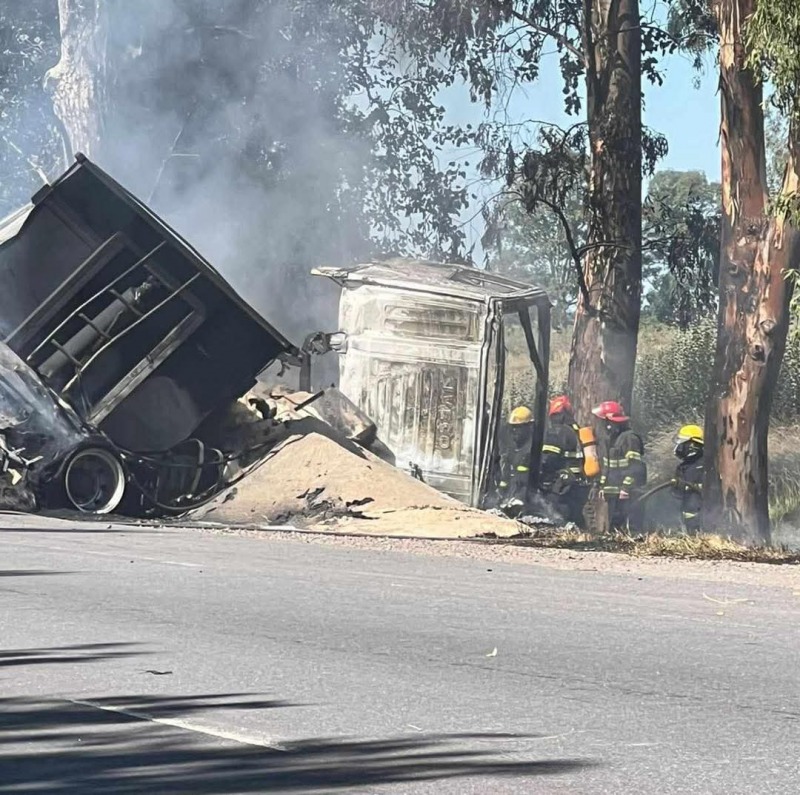 Dos vehculos chocharon y se prendieron fuego: un fallecido